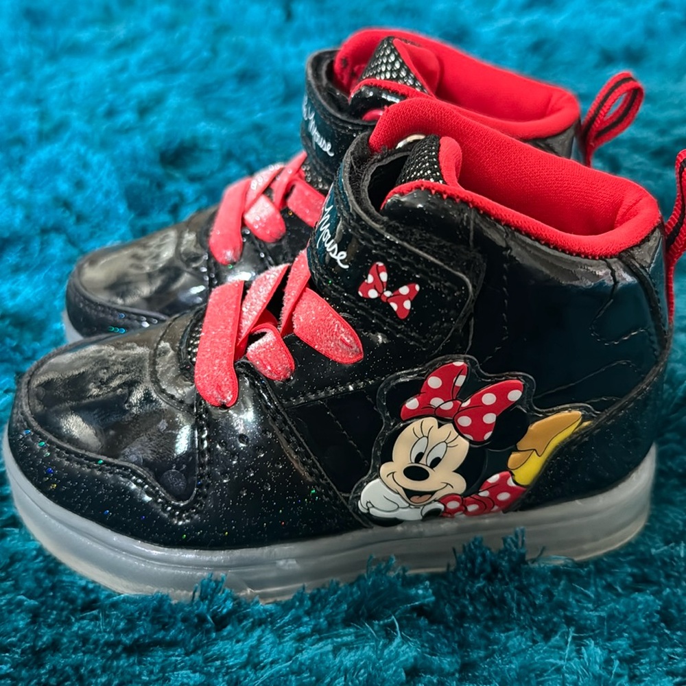 Toddler Minnie Mouse light up shoes. Size 8